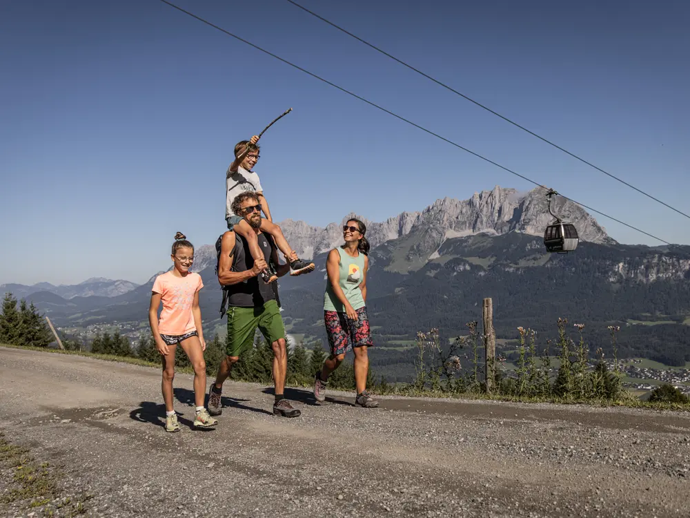 Familie auf dem Berg in St. Johann in Tirol
