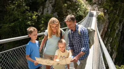 Der Schmugglerweg Klobenstein verläuft zwischen Bayern und Tirol. Eine 33 m lange Hängebrücke führt über die Schlucht der Großache.