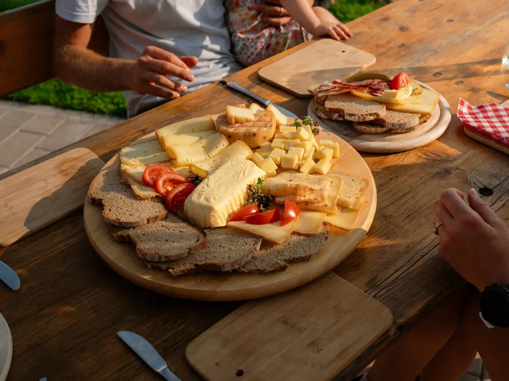 Zünftiges Jausebrett mit Wurst und Käse