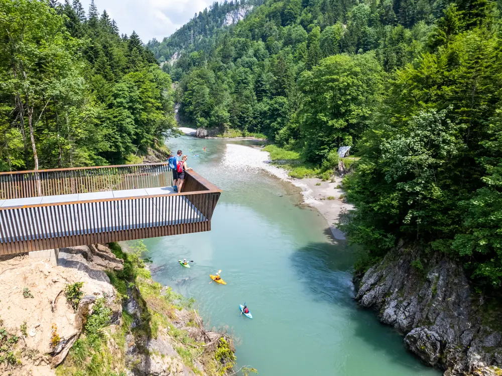 Aussichtsplattform an der Ache auf dem Schmugglerweg im Kaiserwinkl