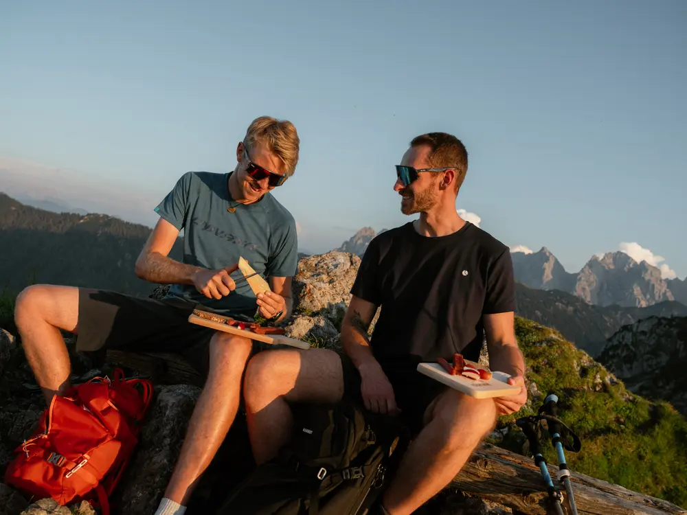 Wanderer bei ihrer Brotzeit auf dem Gipfel