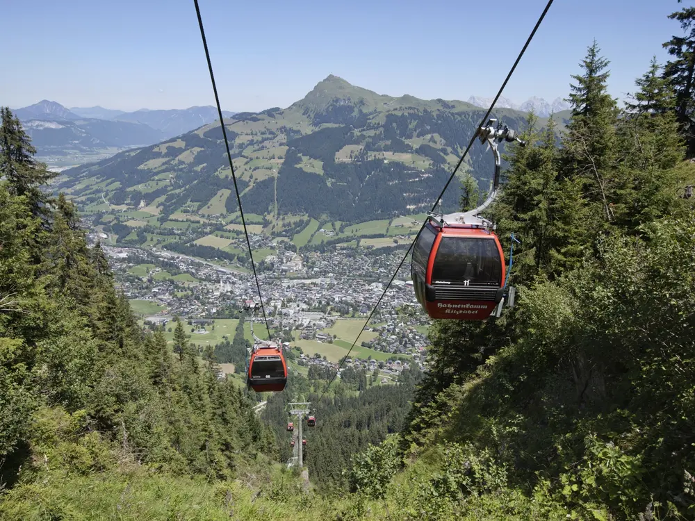 Die Hahnenkammbahn führt von Kitzbühel auf den Berg