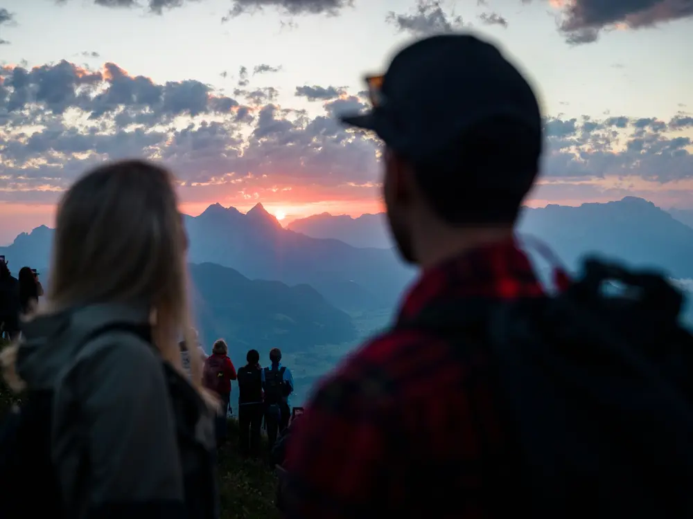 Die Bergbahn Kitzbühel nimmt ihren Slogan ─ "Die Ersten am Berg" ─ wörtlich und bringt alle Frühaufsteher noch vor Sonnenaufgang hinauf auf's Kitzbüheler Horn
