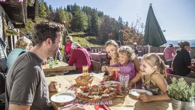Familie bei einer Almjause im Pillerseetal