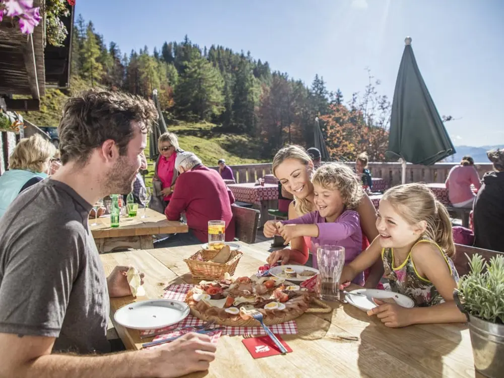 Familie bei einer Almjause im Pillerseetal