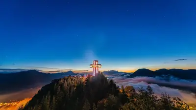 Beleuchtetes Jakobskreuz über dem Pillerseetal bei Nacht