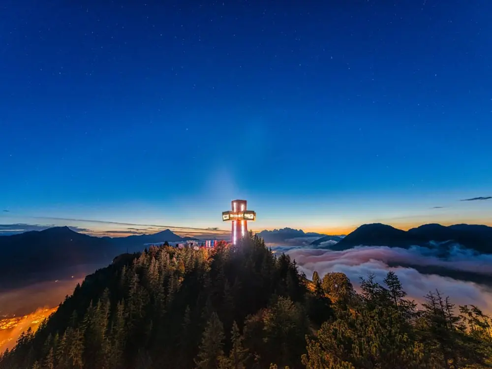 Beleuchtetes Jakobskreuz über dem Pillerseetal bei Nacht