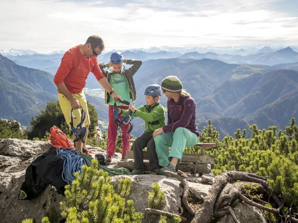 Familie beim Klettern an der Steinplatte