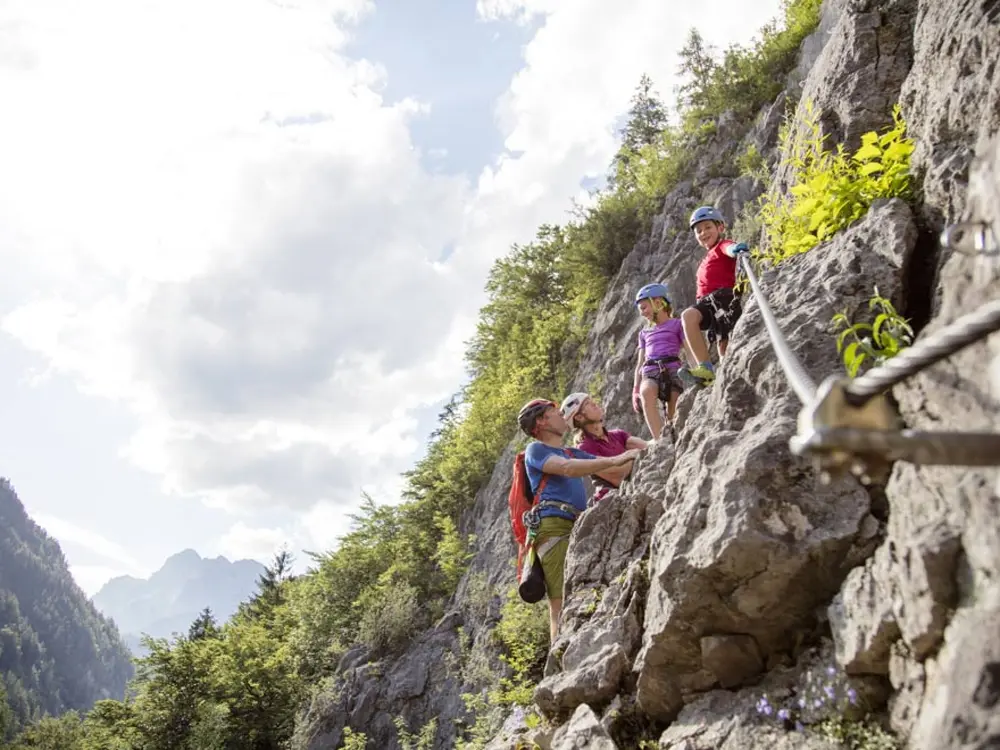 Familie auf einem Klettersteig im Pillerseetal