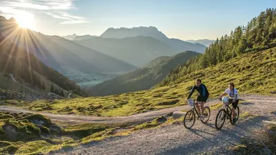 Paar beim Mountainbiken im Pillerseetal