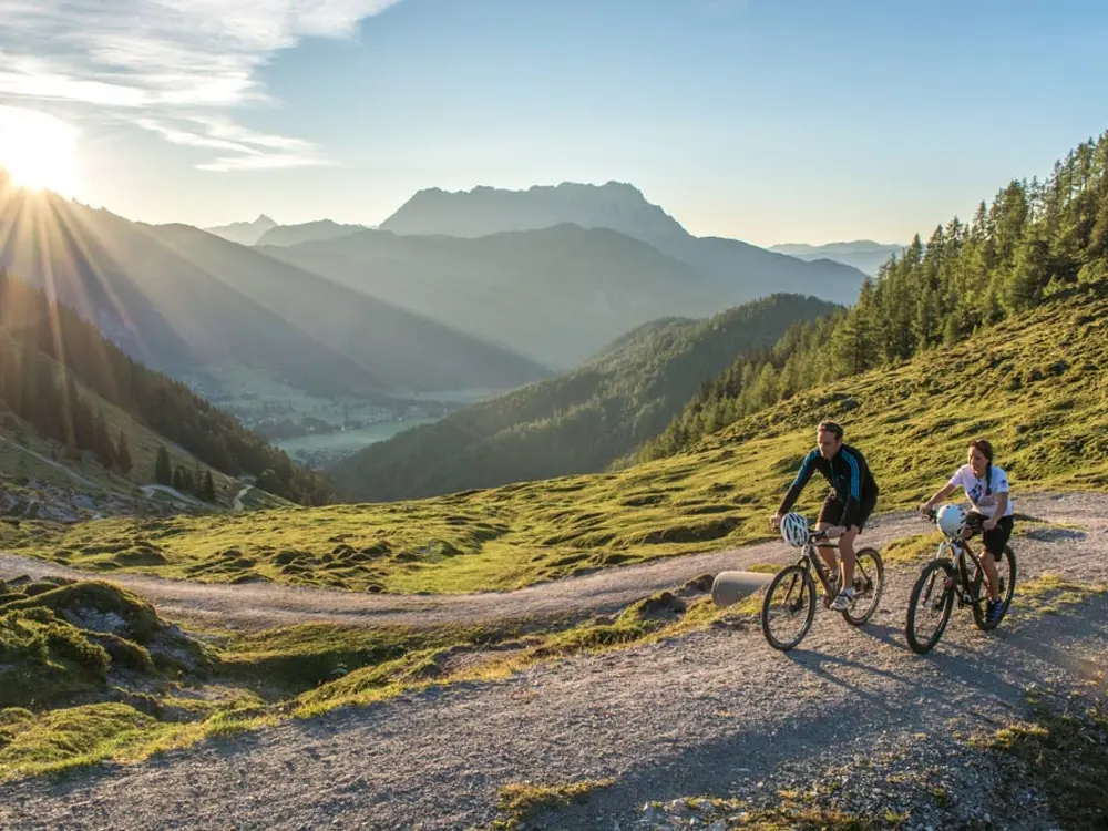 Paar beim Mountainbiken im Pillerseetal