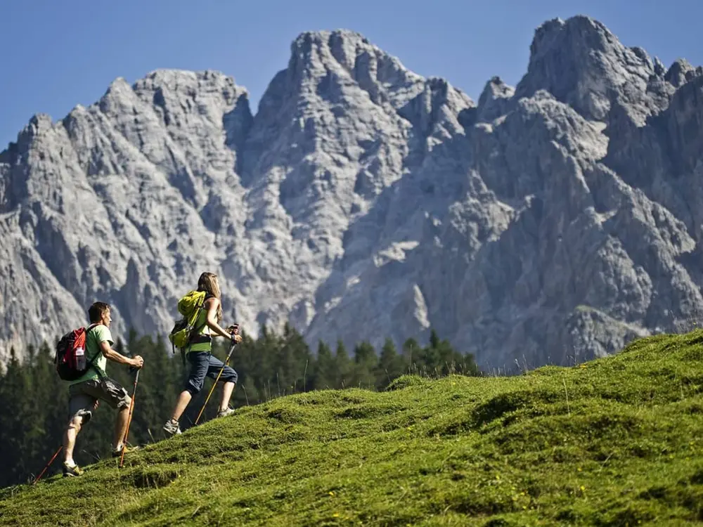 Paar beim Wandern im Pillerseetal