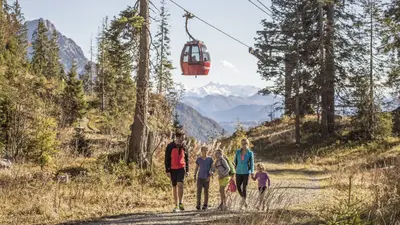 Familie beim Wandern an der Steinplatte
