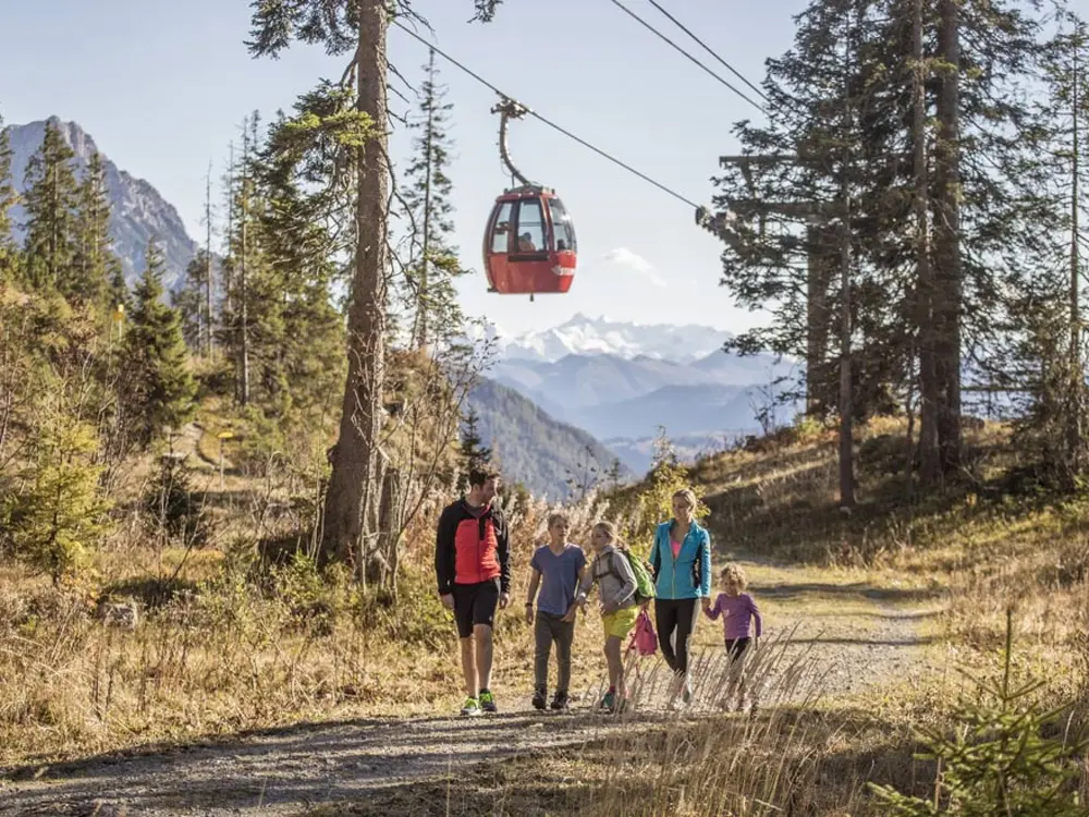 Familie beim Wandern an der Steinplatte