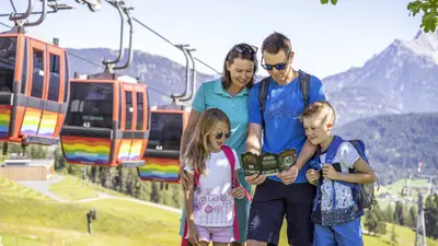 Familie beim Abenteuerspiel Steinbergkönig