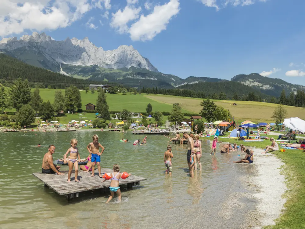 Kinder am Badesee Going