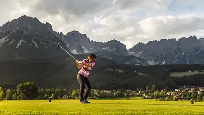 Golferin auf dem Golfplatz Wilder Kaiser
