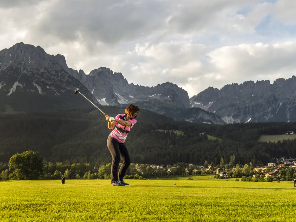 Golferin auf dem Golfplatz Wilder Kaiser