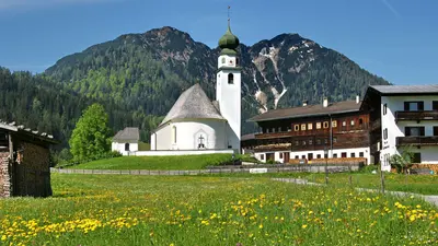 Blick auf die Kirche in Thierbach mit Gratlspitz im Hintergrund