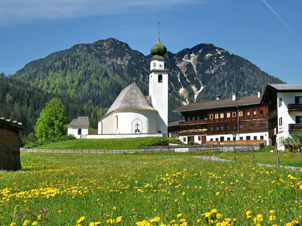 Blick auf die Kirche in Thierbach mit Gratlspitz im Hintergrund
