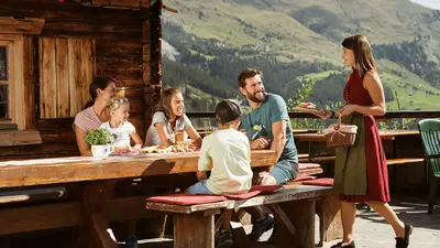 Familie bei der Hütteneinkehr im Zillertal