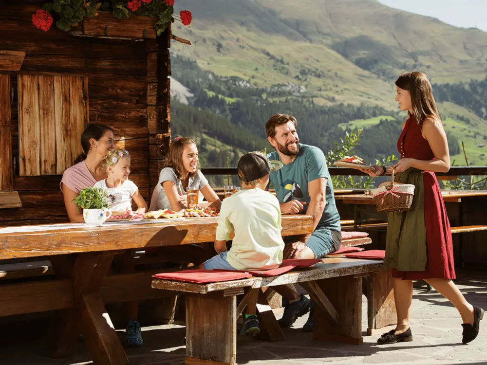 Familie bei der Hütteneinkehr im Zillertal