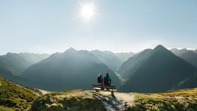 Wanderer auf einer Bank vor dem Zillertaler Panorama