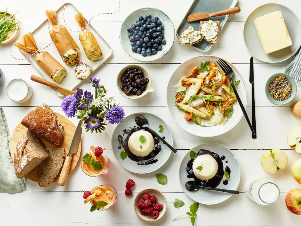 Gedeckter Tisch mit Zillertaler Köstlichkeiten