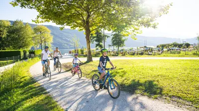Familie beim Radfahren am Millstätter See