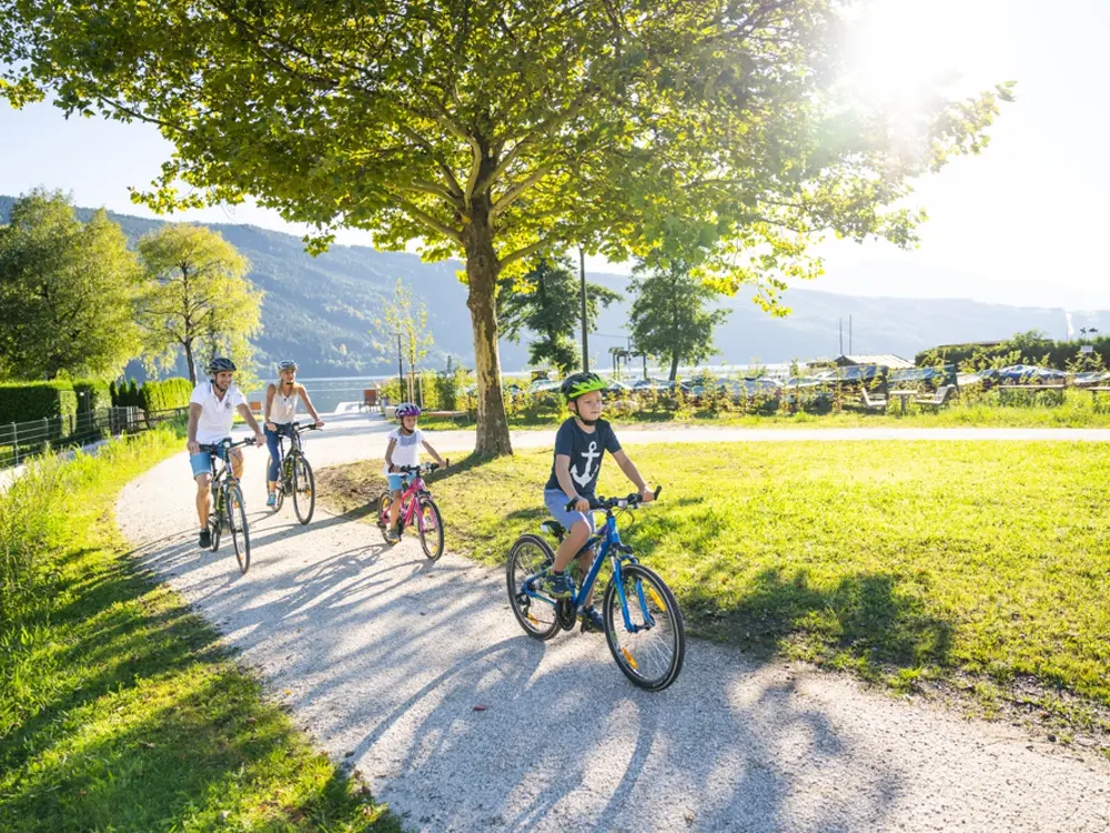 Familie beim Radfahren am Millstätter See