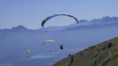 Paragliding über der Region Villach