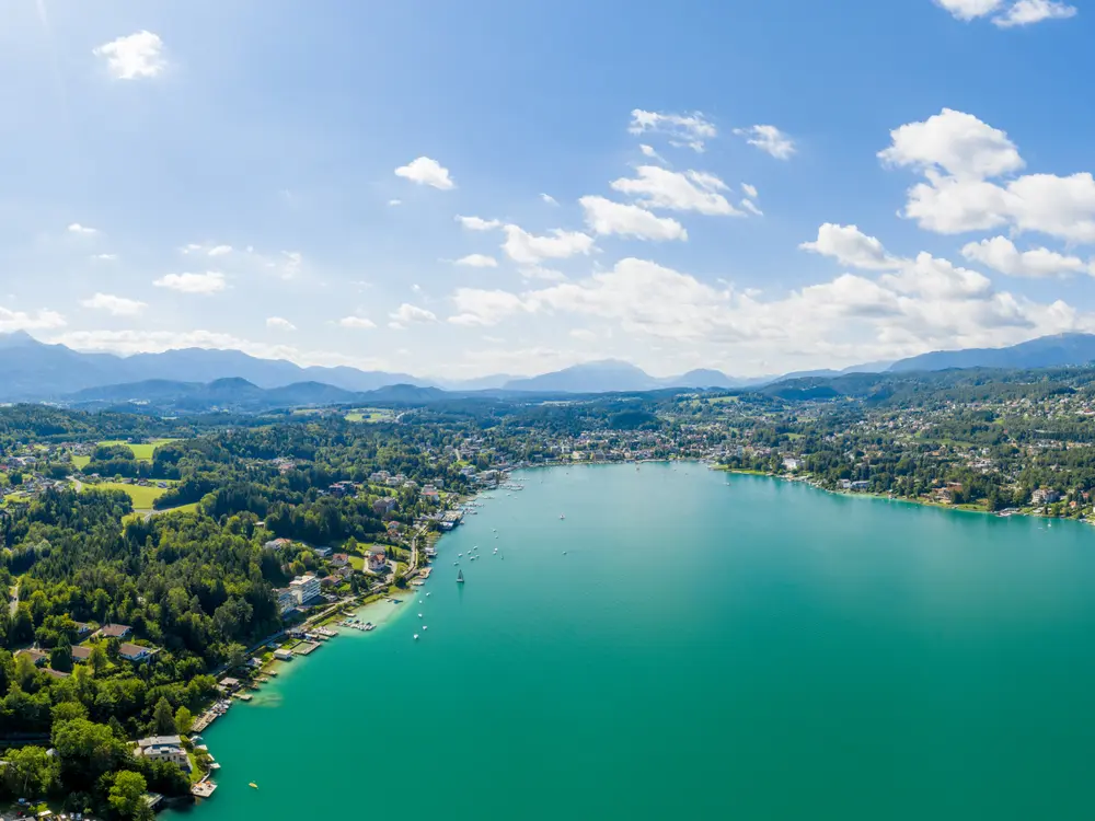Luftaufnahme von der Bucht in Velden am Wörthersee