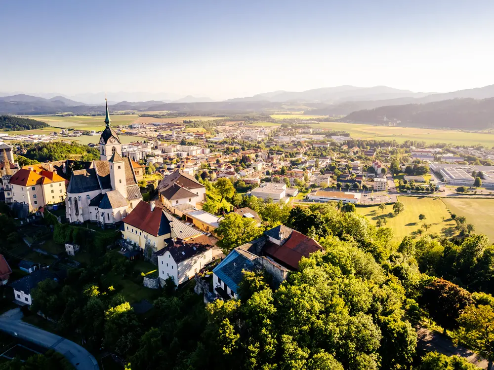 Luftaufnahme des Ortes Althofen in Mittelkärnten