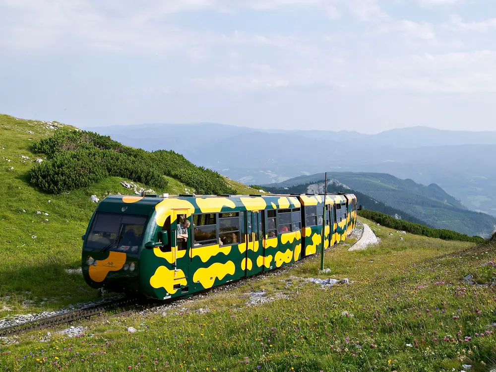 Moderne Salamanderzahnradbahn in den Wiener Alpen