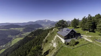 Geländehütte mit Blick auf den Schneeberg in den Wiener Alpen