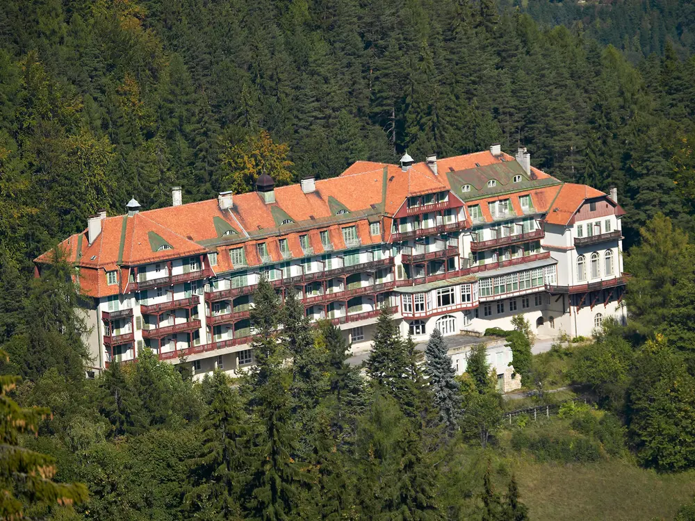Kurshaus Semmering in den Wiener Alpen von oben