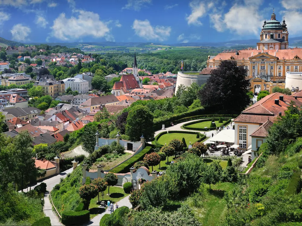 Stift in Melk mit Stiftsgarten und Altstadt im Hintergrund