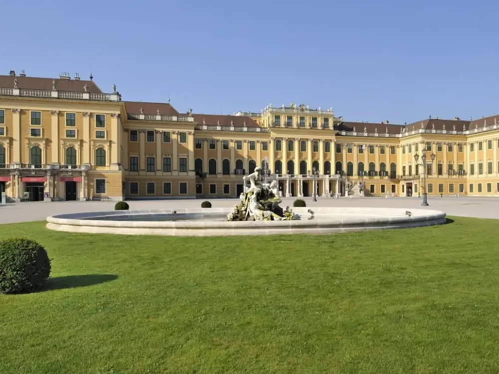 Frontalansicht des Schloss Schönbrunn in Wien