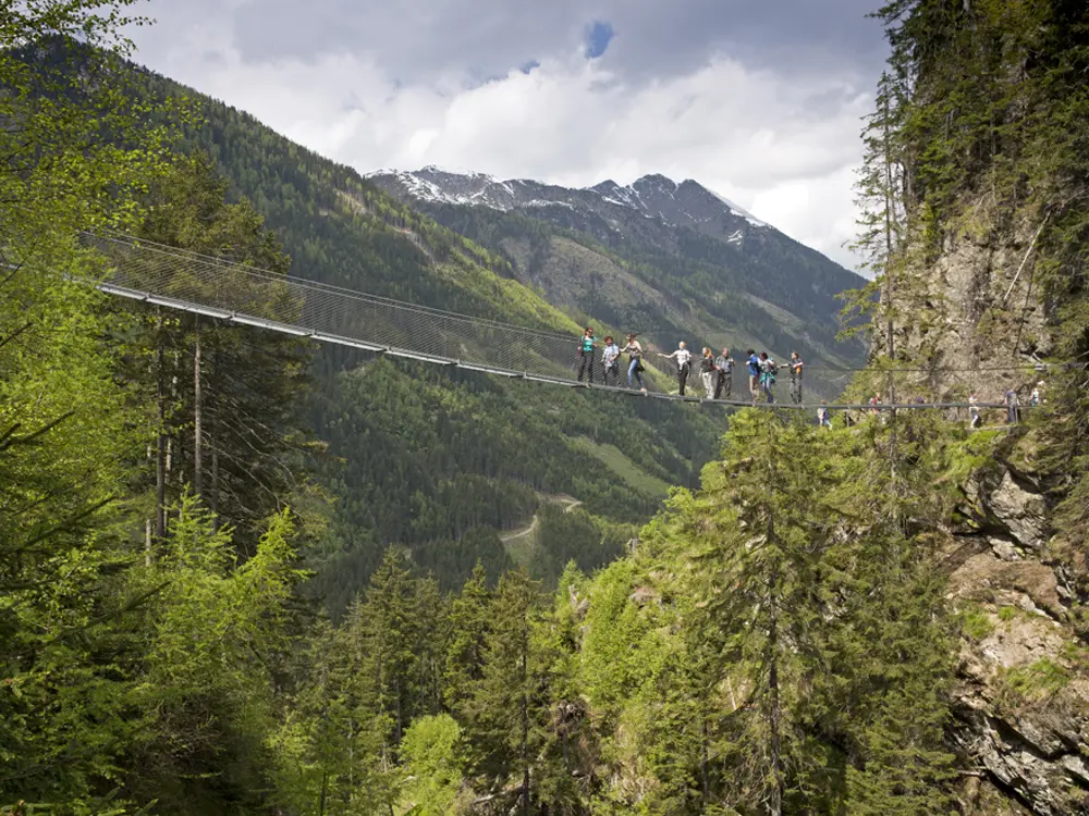 Wanderer auf einer Hängebrücke in Schladming-Dachstein