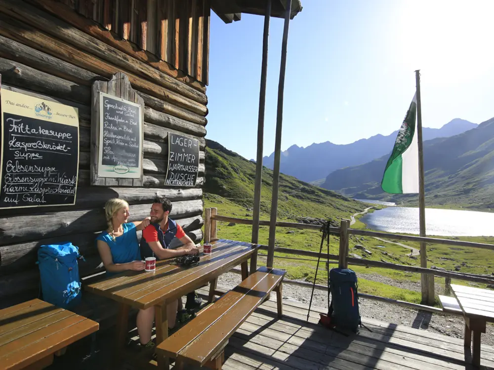 Paar bei der Wanderpause in einer Hütte