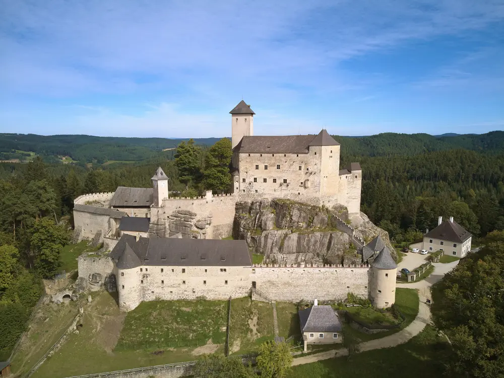 Luftaufnahme der Burg Rapottenstein