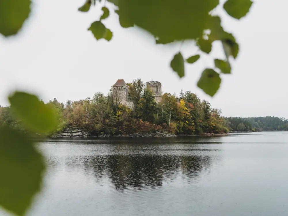 Stausee Ottenstein mit Blick auf Burg im Herbst im Waldviertel
