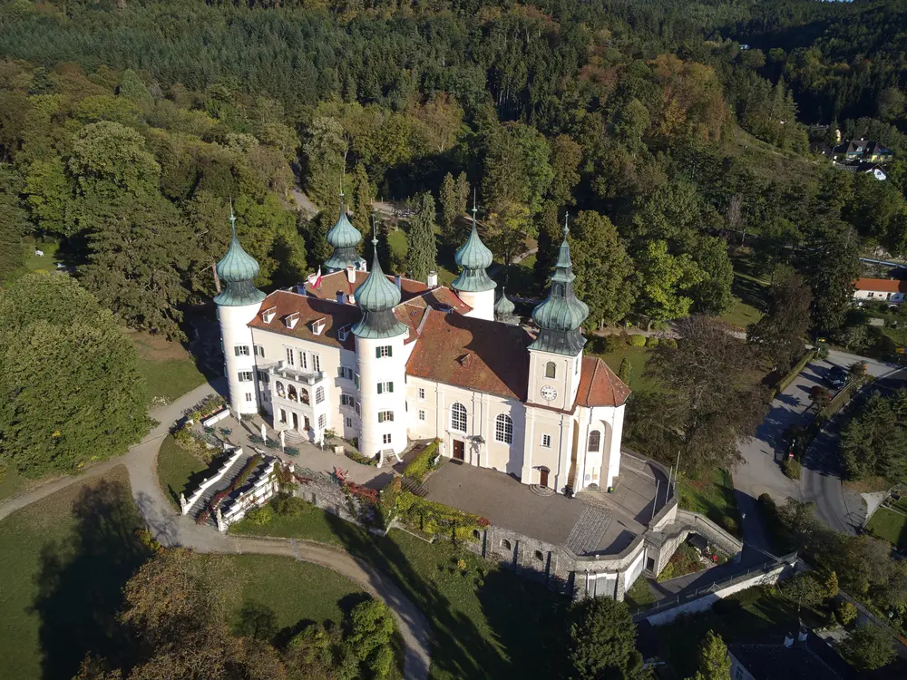 Luftaufnahme des Schloss Artstetten im Waldviertel