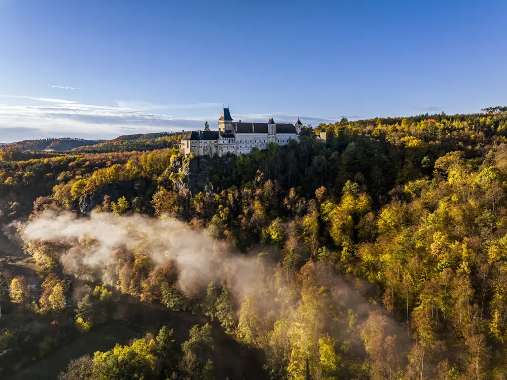 Herbstliche Landschaft und Nebel um das Schloss Rosenburg im Waldviertel