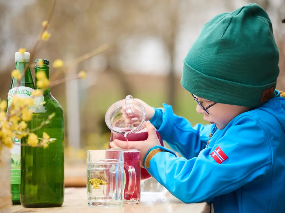Zum Abschluss der Dirndlblütenwanderung gibt es Dirndlnektar zur Verkostung.
