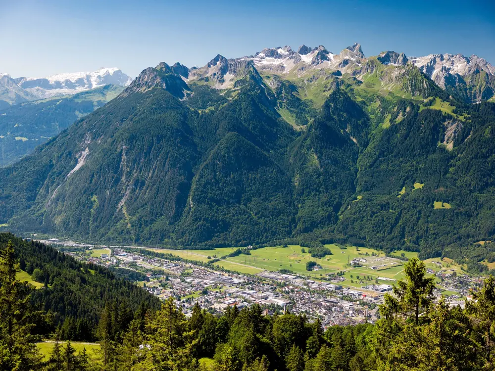 Blick auf die Alpenstadt Bludenz während der Wanderung Richtung Hoher Frassen
