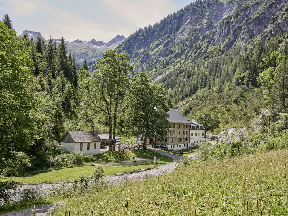 Der Alpengasthof Bad Rothenbrunnen liegt mitten im Biosphärenpark Großes Walsertal
