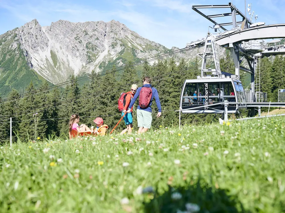 Familie bei der Bergstation der Panoramabahn