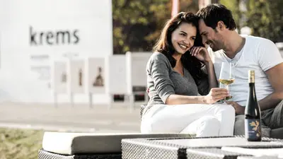 Paar genießt den Wein in der Wachau