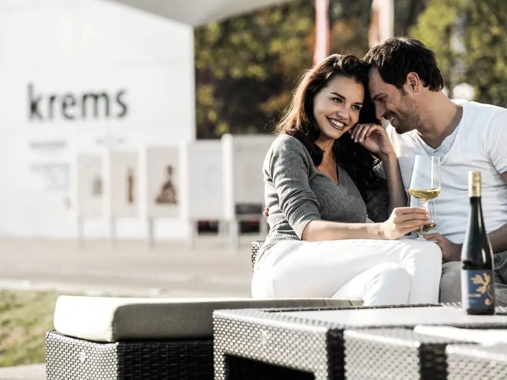 Paar genießt den Wein in der Wachau